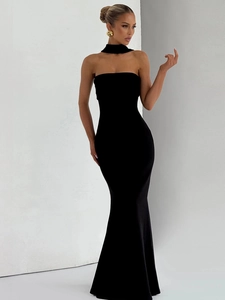 Robe bustier sirène noire élégante avec tour de cou assorti et coupe ajustée