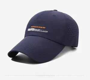 Detalle de gorra azul marino con bordado JACKSONVILLE y agujeros de ventilación lateral