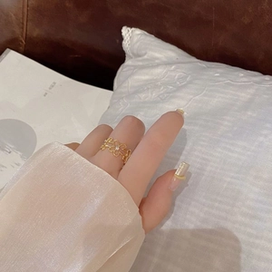 Exquisite hollow floral S925 sterling silver ring with sparkling zircon in gold finish