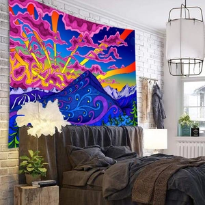 Tapestrie psychédélique aux motifs de montagne et ciel accrochée au mur d'une chambre