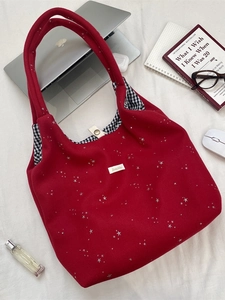 Sac fourre-tout rouge à motif étoiles en toile avec doublure à carreaux et fermoir métal
