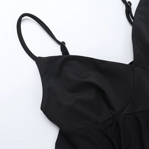 Détail des bretelles réglables et mesh sur une robe d'été noire à col en V