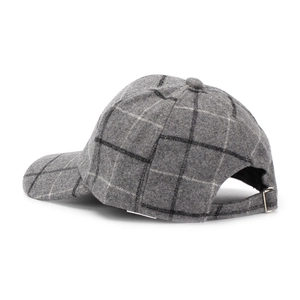 Detalle de la gorra de béisbol de cuadros grises con textura de tela y hebilla metal