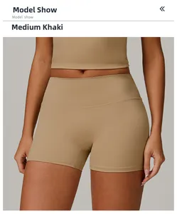Dettaglio degli shorts da yoga a vita alta color kaki medio con effetto modellante