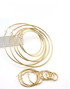 Plusieurs tailles de créoles en acier inoxydable plaqué or 18 carats sur supports