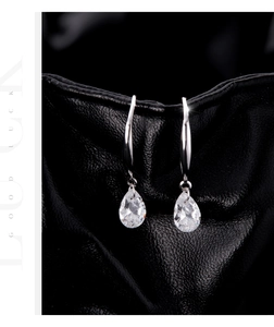 Vue macro de boucles d'oreilles en argent sterling avec cristaux de zircon scintillants