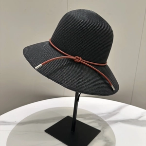 Chapeau de soleil élégant en paille noire à large bord avec cordon en cuir marron