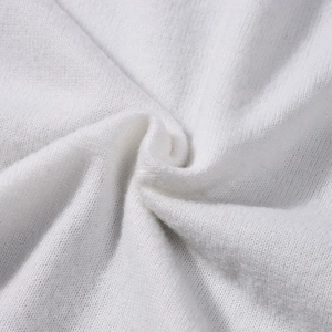 Gros plan sur la texture du tricot blanc montrant les fibres et le drapé doux