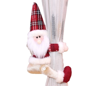 Embrasse de rideau Père Noël avec chapeau à carreaux rouges et décor tricoté