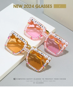 Détails de lunettes carrées avec perles blanches et perles lettrées Birthday Girl