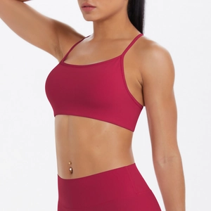 Détail d'un ensemble de yoga rouge foncé avec bretelles croisées et tissu doux