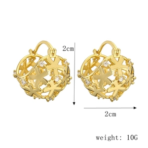 Dettaglio di orecchini a fiore placcati oro 14K con zirconi e specifiche di misura