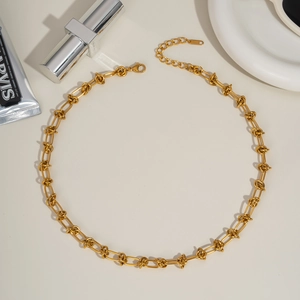Détail du collier à maillons noués dorés avec fermoir mousqueton réglable en métal chic
