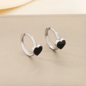 Boucles d'oreilles cœur argentées avec accents diamants noirs et détails perles