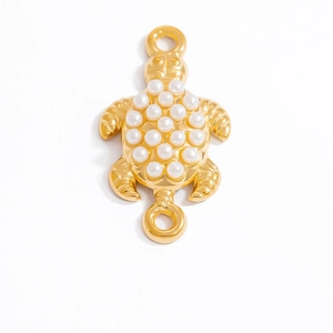 Détail du pendentif tortue plaqué or 18K avec perles incrustées et double anneaux de lien
