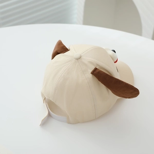 Détail de la sangle réglable et du tissu en coton sur cette casquette chien pour enfants