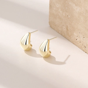 Elegant gold teardrop earrings in S925 sterling silver with a polished minimalist finish