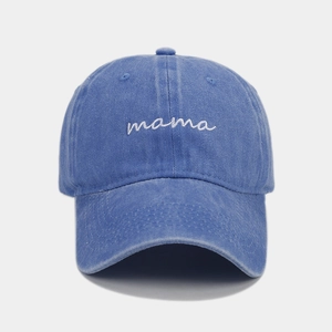 Vue de face de la casquette en coton bleu délavé avec broderie mama en blanc élégant