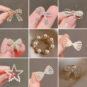 Assortiment de petites broches nœuds et perles pour chemises femmes en or et argent