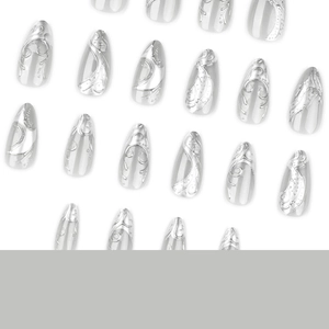 Gothische silberne 3D-Prägung künstliche Nägel in kurzer Mandelform für coolen Style.