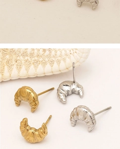 Détails de boucles d'oreilles croissant polies en or et argent avec texture métallique