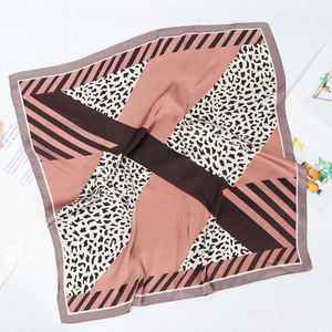 Carré de soie 70x70cm à imprimé léopard et géométrique avec blocs rose et marron