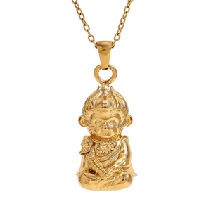 Collier avec pendentif 3D Sun Wukong en acier inoxydable plaqué or 18 carats sur fond blanc