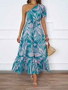 Détail d'une robe bleue à imprimé tropical avec épaule dénudée et jupe à volants