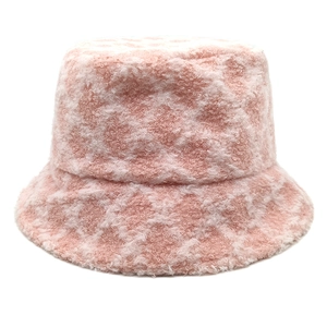 Detailansicht eines rosa-weißen Plüsch-Anglerhuts mit weicher Fleece-Textur