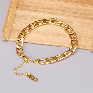Collier minimaliste en acier inoxydable plaqué or 18 carats à maillons plats