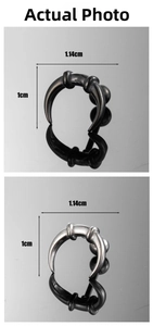 Vue macro des boucles d'oreilles punk en forme de griffe creuse en argent et noir