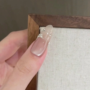 Unghie finte a mandorla lunghe con sfumatura rosa nude, farfalle d'argento e strass eleganti