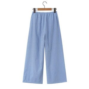 Detail der blau-weiß gestreiften Baumwollhose mit weitem Bein und bequemem Gummibund