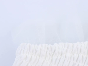 Détail de la taille élastique avec tissu en maille superposé et textures de dentelle