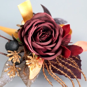 Vintage Hochzeit-Ansteckblume mit burgunderroten Rosen und goldenen Tannenzapfen
