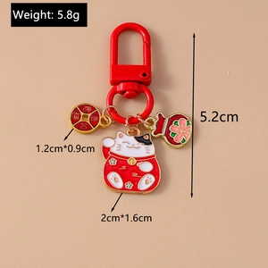 Detailed dimensions of a red lucky cat keychain with size labels and weight measurement