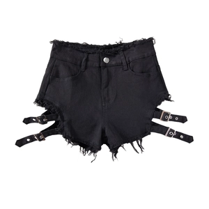 Detalle de pantalones cortos vaqueros negros con hebillas laterales y flecos en el bajo