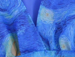 Dettaglio dello scollo a V e della stampa Notte Stellata di Van Gogh sull'abito in chiffon