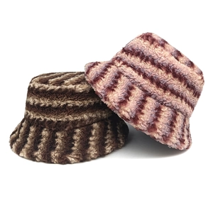 Gestreifte Plüsch-Fischerhüte in Braun und Lila für Damen Wintermode-Styling