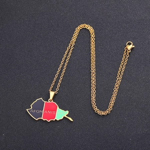 Détail du collier carte Afghanistan doré avec émail noir rouge vert sur chaîne en O