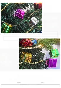 Gros plan de boîtes cadeaux en mousse laser colorées suspendues à un sapin de Noël