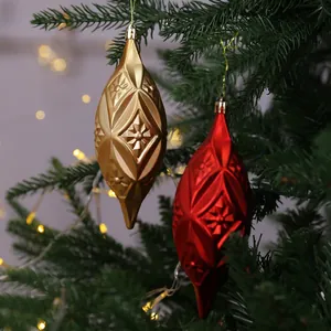Décorations de Noël en forme de goutte rouges et dorées avec motifs d'étoiles en relief