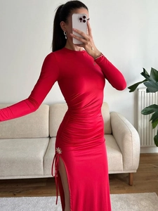 Robe longue rouge moulante à manches longues avec fente latérale et cordon de serrage