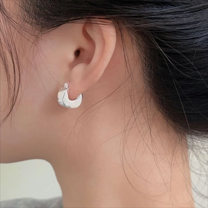 Minimalist 925 sterling silver U-shaped hoop earrings with polished glossy finish on model