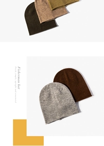 Détails de bonnets en laine tricotée aux tons terreux et texture douce et chaude