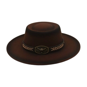 Chapeau de cowboy marron foncé à large bord avec bandeau en cuir et tête de taureau