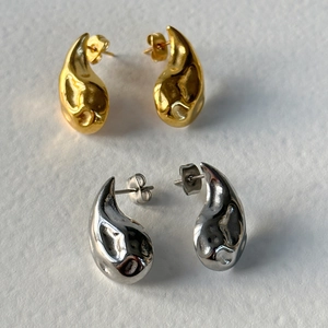 Chic vintage hammered teardrop stud earrings in polished gold and silver steel finish