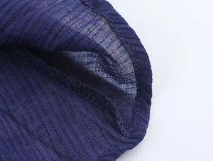 Makroaufnahme von dunkelblauem Rippstrickstoff mit präzisem Overlock-Stich-Detail