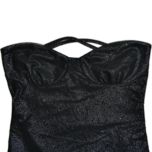 Gros plan d'une robe bustier à paillettes noires avec bonnets moulés et bretelles croisées