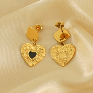 Orecchini a cuore placcati oro 18K con motivo a stella su sfondo di seta